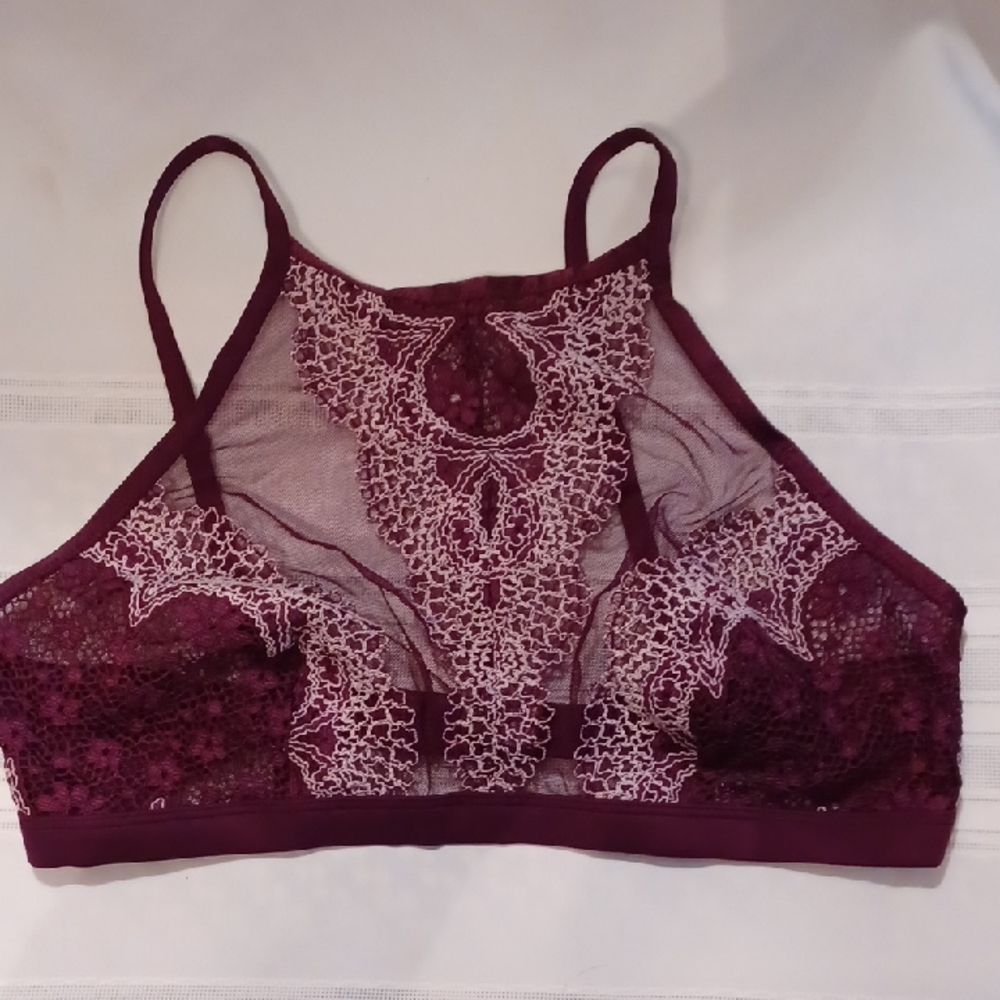 NWOT Elegant Lace Bralette in Burgundy